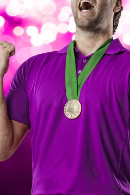 Pembe gömlekli Golf oyuncu