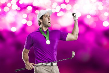 Pembe gömlekli Golf oyuncu