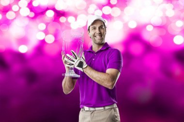 Pembe gömlekli Golf oyuncu