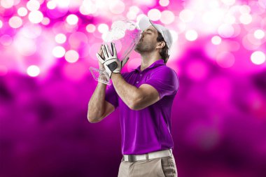 Pembe gömlekli Golf oyuncu