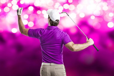 Pembe gömlekli Golf oyuncu