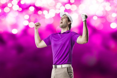 Pembe gömlekli Golf oyuncu