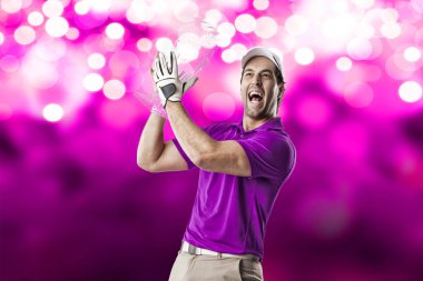 Pembe gömlekli Golf oyuncu