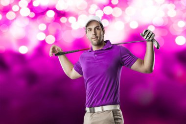 Pembe gömlekli Golf oyuncu
