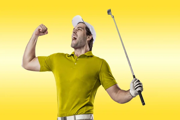 Joueur de golf en chemise jaune — Photo