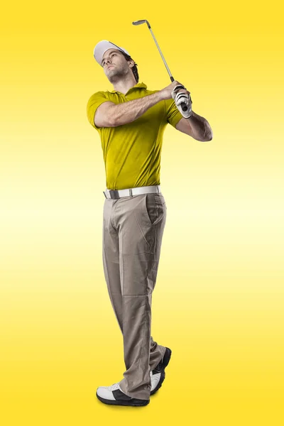 Giocatore di golf in camicia gialla — Foto Stock