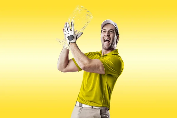 Golf-spelare i en gul skjorta — Stockfoto