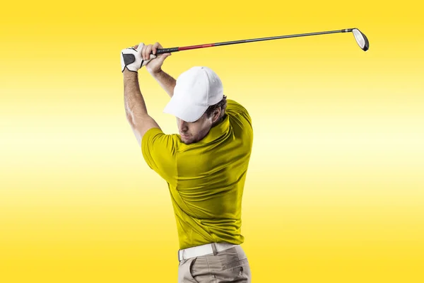 Jugador de golf con camisa amarilla — Foto de Stock
