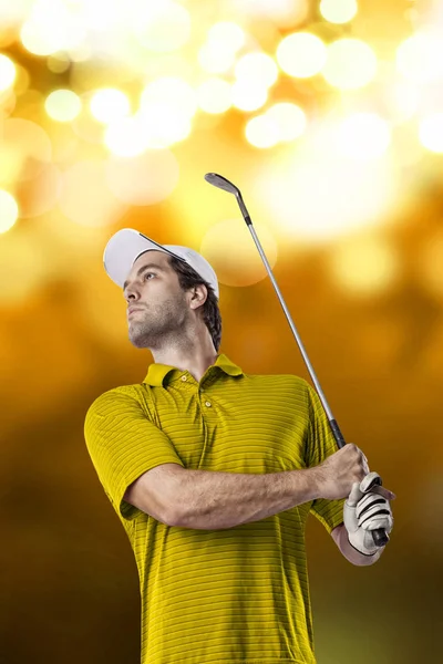 Jugador de golf con camisa amarilla —  Fotos de Stock