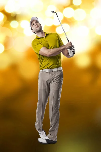高尔夫选手在一件黄衬衫 — 图库照片