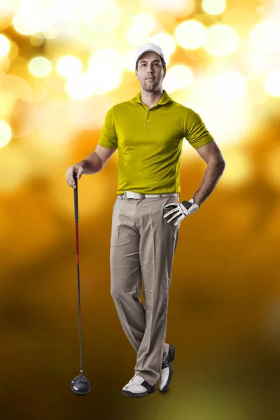 Jugador de golf con camisa amarilla — Foto de Stock