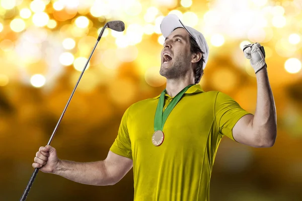 Golf oyuncu sarı gömlekli