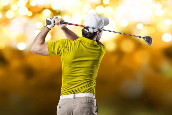 Golf oyuncu sarı gömlekli