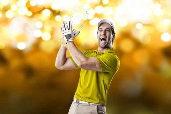 Golfspeler in een geel shirt — Stockfoto