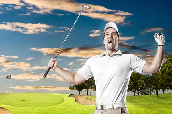 Golf oyuncu Beyaz gömlekli