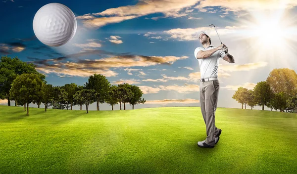 Golf-spelare i en vit skjorta — Stockfoto