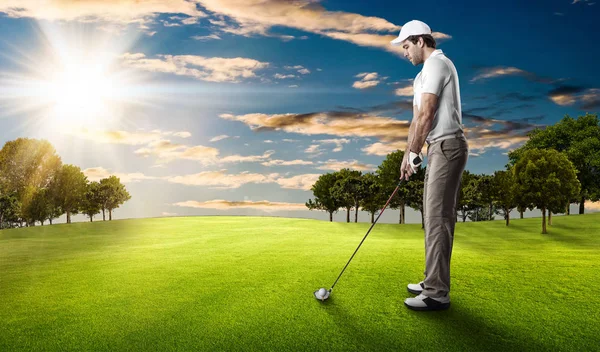 Golf oyuncu Beyaz gömlekli