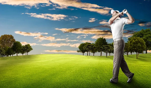 Golf oyuncu Beyaz gömlekli