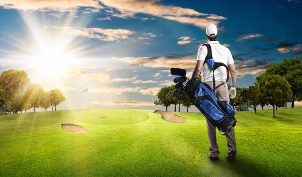 Golf oyuncu Beyaz gömlekli