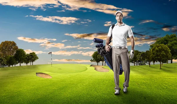 Jogador de golfe em uma camisa branca — Fotografia de Stock