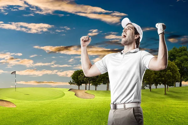 Jogador de golfe em uma camisa branca — Fotografia de Stock