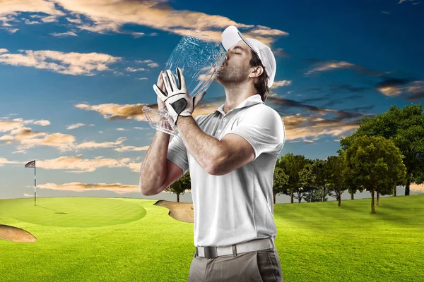 Golf oyuncu Beyaz gömlekli