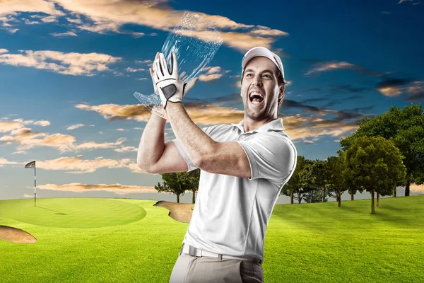 Golf oyuncu Beyaz gömlekli