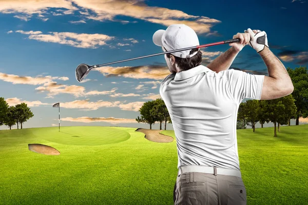 Golf oyuncu Beyaz gömlekli