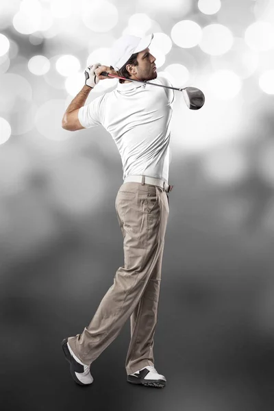 Joueur de golf en chemise blanche — Photo