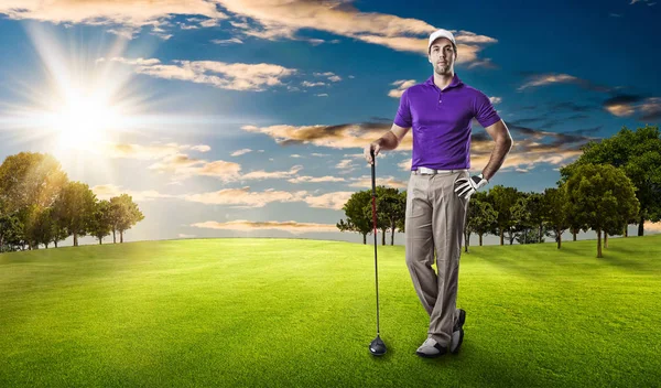 Jogador de golfe em uma camisa roxa — Fotografia de Stock