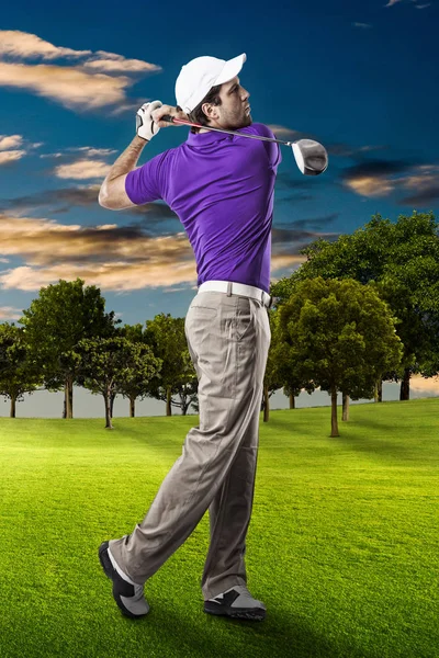 Golf oyuncu mor bir gömlek