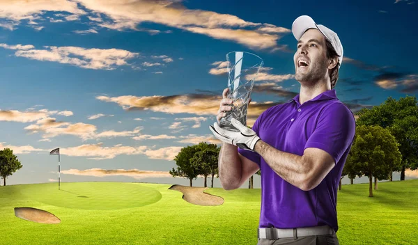 Golf oyuncu mor bir gömlek — Stok fotoğraf