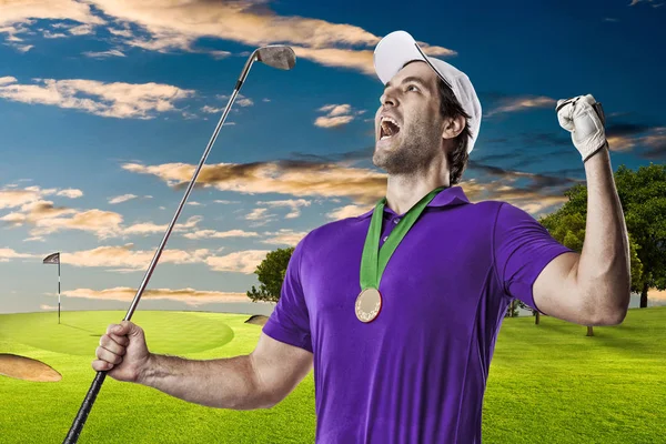 Golf oyuncu mor bir gömlek — Stok fotoğraf