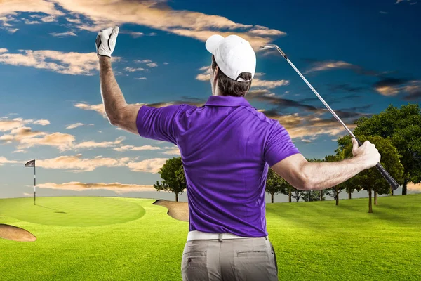 Jogador de golfe em uma camisa roxa — Fotografia de Stock