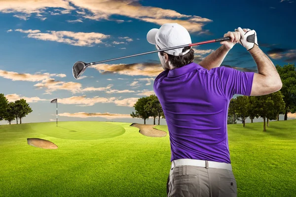 Golf oyuncu mor bir gömlek
