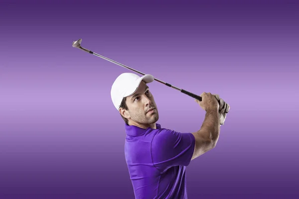 Giocatore di golf in camicia viola — Foto Stock