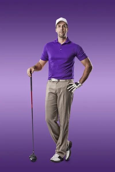 Jugador de golf con camisa púrpura — Foto de Stock