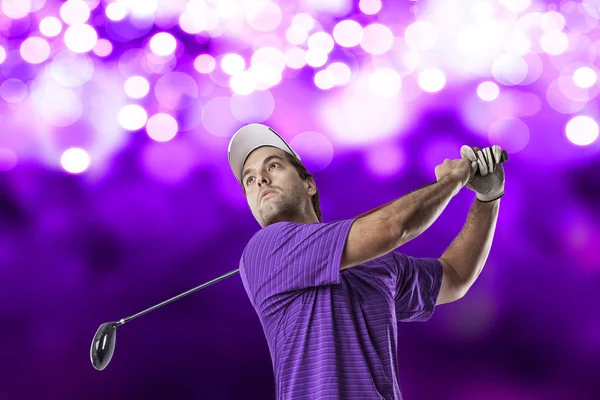 Golf oyuncu mor bir gömlek