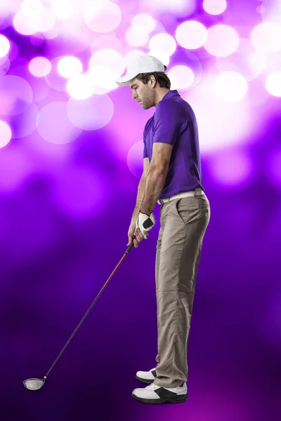 Jogador de golfe em uma camisa roxa — Fotografia de Stock