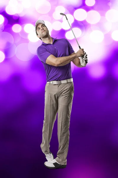 Giocatore di golf in camicia viola — Foto Stock