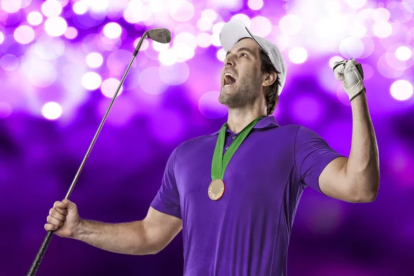 Golf oyuncu mor bir gömlek
