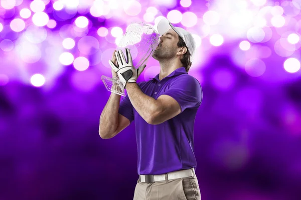 Gracz w golfa w fioletową koszulkę — Zdjęcie stockowe