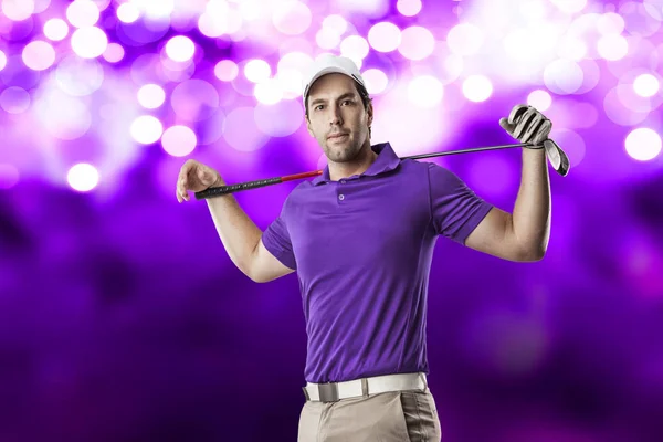 Jugador de golf con camisa púrpura — Foto de Stock