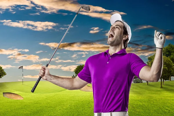Pembe gömlekli Golf oyuncu