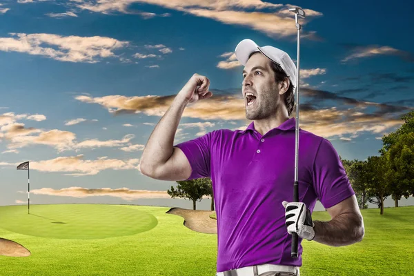 Pembe gömlekli Golf oyuncu