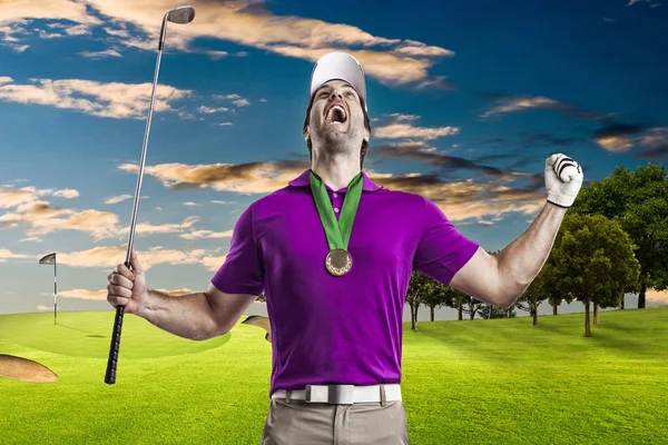 Pembe gömlekli Golf oyuncu