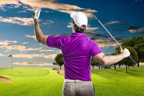 Jogador de golfe em uma camisa rosa — Fotografia de Stock