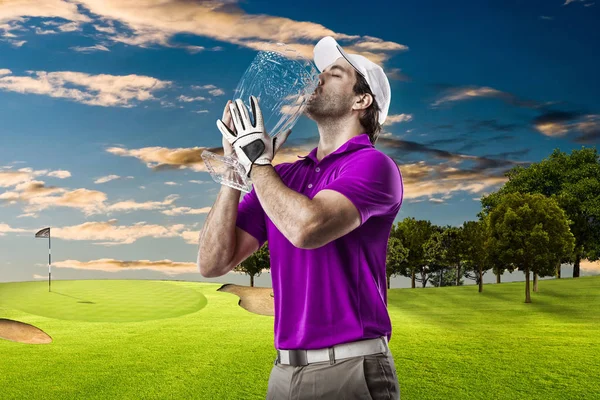 Jogador de golfe em uma camisa rosa — Fotografia de Stock