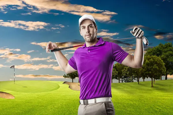 Pembe gömlekli Golf oyuncu