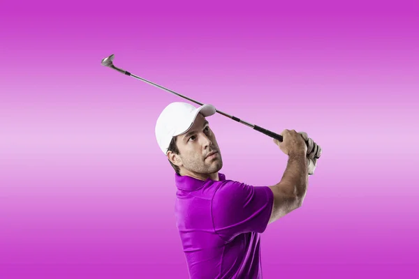 Игрок в гольф в розовой рубашке — стоковое фото